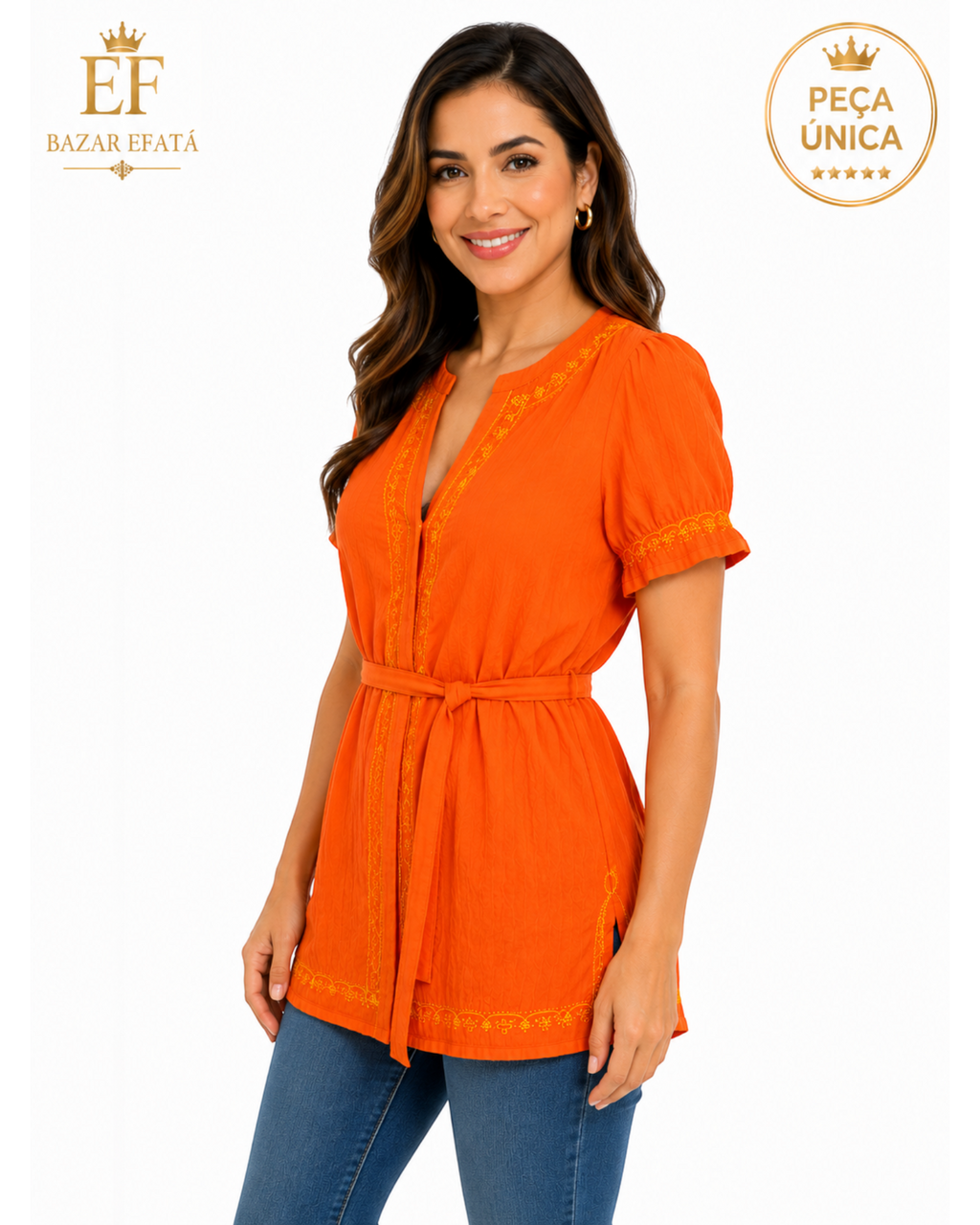 Bata feminina laranja BAZAR OFICIAL EFATA com bordados delicados, mangas curtas e faixa ajustável na cintura.