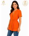 Bata feminina laranja BAZAR OFICIAL EFATA com bordados delicados, mangas curtas e faixa ajustável na cintura.