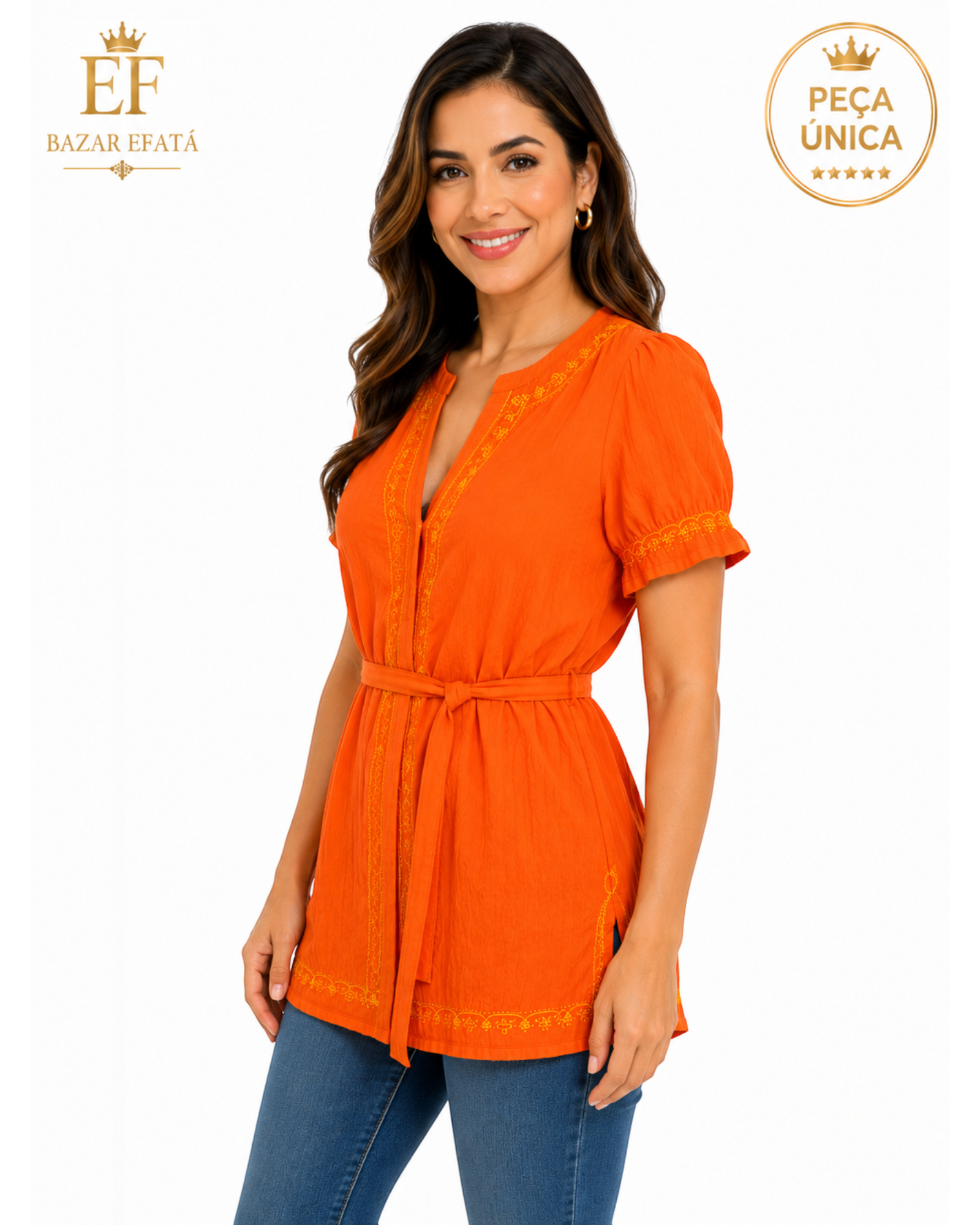 Bata feminina laranja BAZAR OFICIAL EFATA com bordados delicados, mangas curtas e faixa ajustável na cintura.