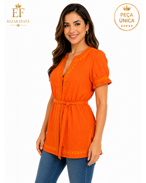 Bata feminina laranja BAZAR OFICIAL EFATA com bordados delicados, mangas curtas e faixa ajustável na cintura.