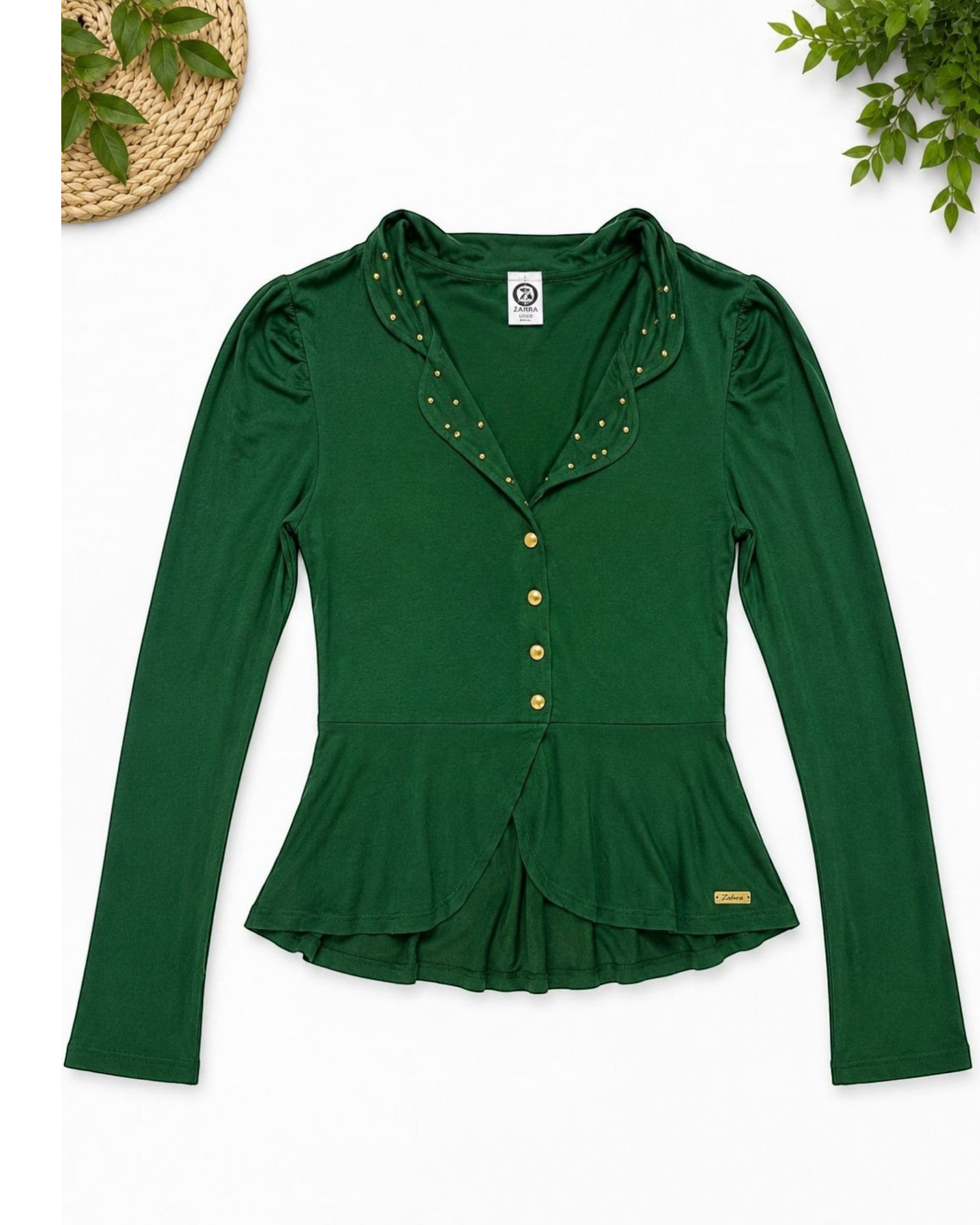 Blazer peplum feminino verde da marca Zahra com botões dourados e apliques delicados na gola, estilo elegante.