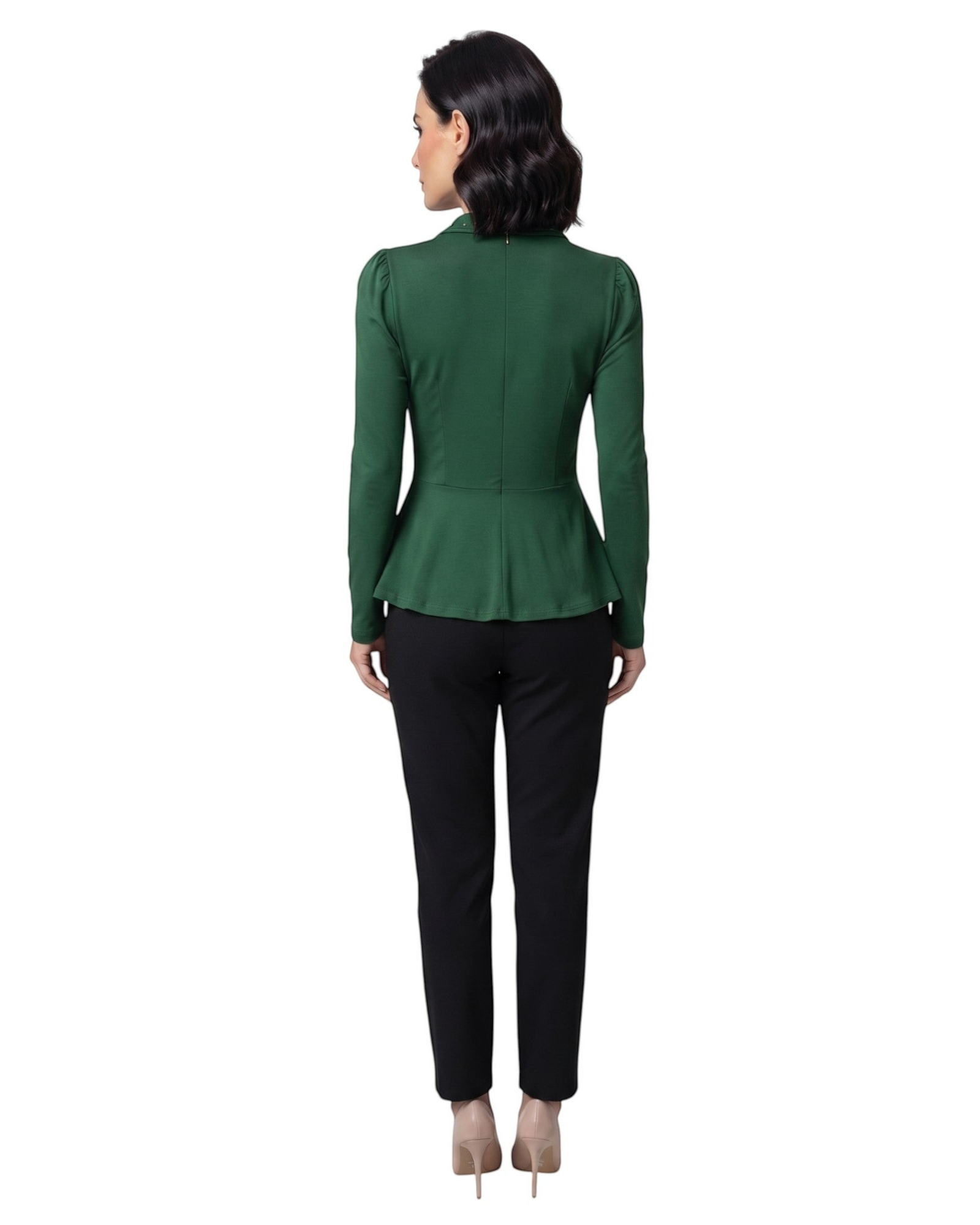 Vista traseira de blazer peplum verde da marca BAZAR OFICIAL EFATA com corte acinturado e calça preta social.
