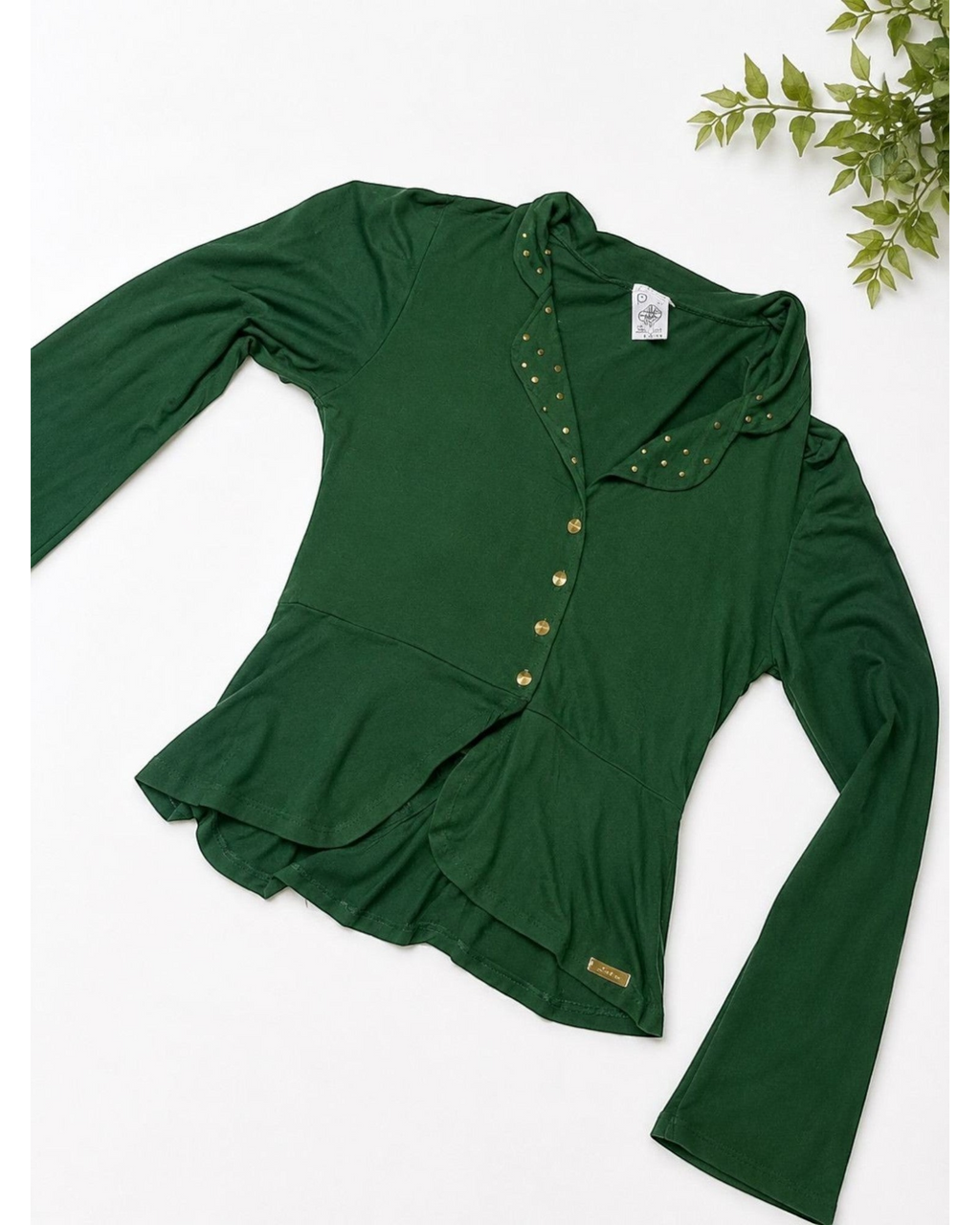 Blazer peplum verde da BAZAR OFICIAL EFATA com botões dourados e detalhes de apliques na gola, estilo elegante.