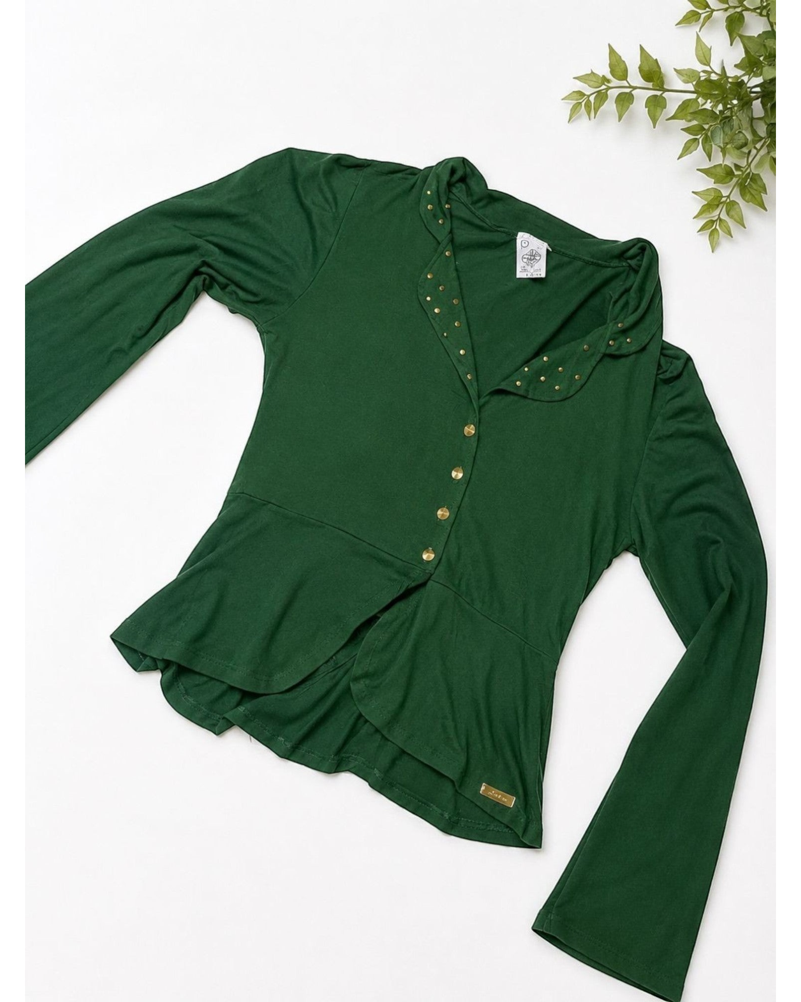 Blazer peplum verde da BAZAR OFICIAL EFATA com botões dourados e detalhes de apliques na gola, estilo elegante.
