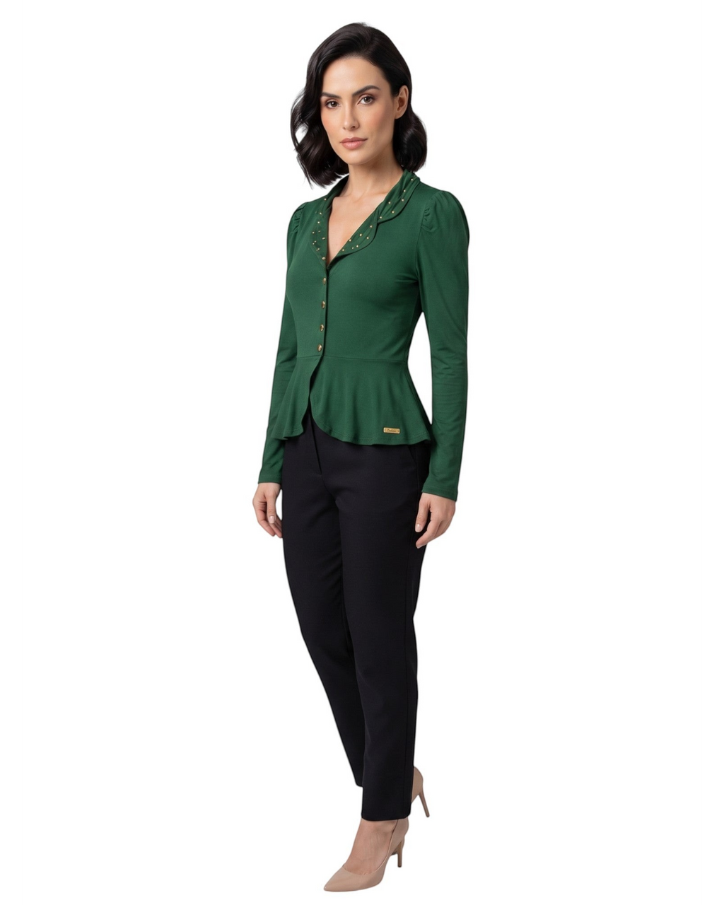Modelo vestindo blazer peplum verde da BAZAR OFICIAL EFATA com apliques dourados na gola e botões frontais.