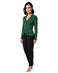 Modelo vestindo blazer peplum verde da BAZAR OFICIAL EFATA com apliques dourados na gola e botões frontais.