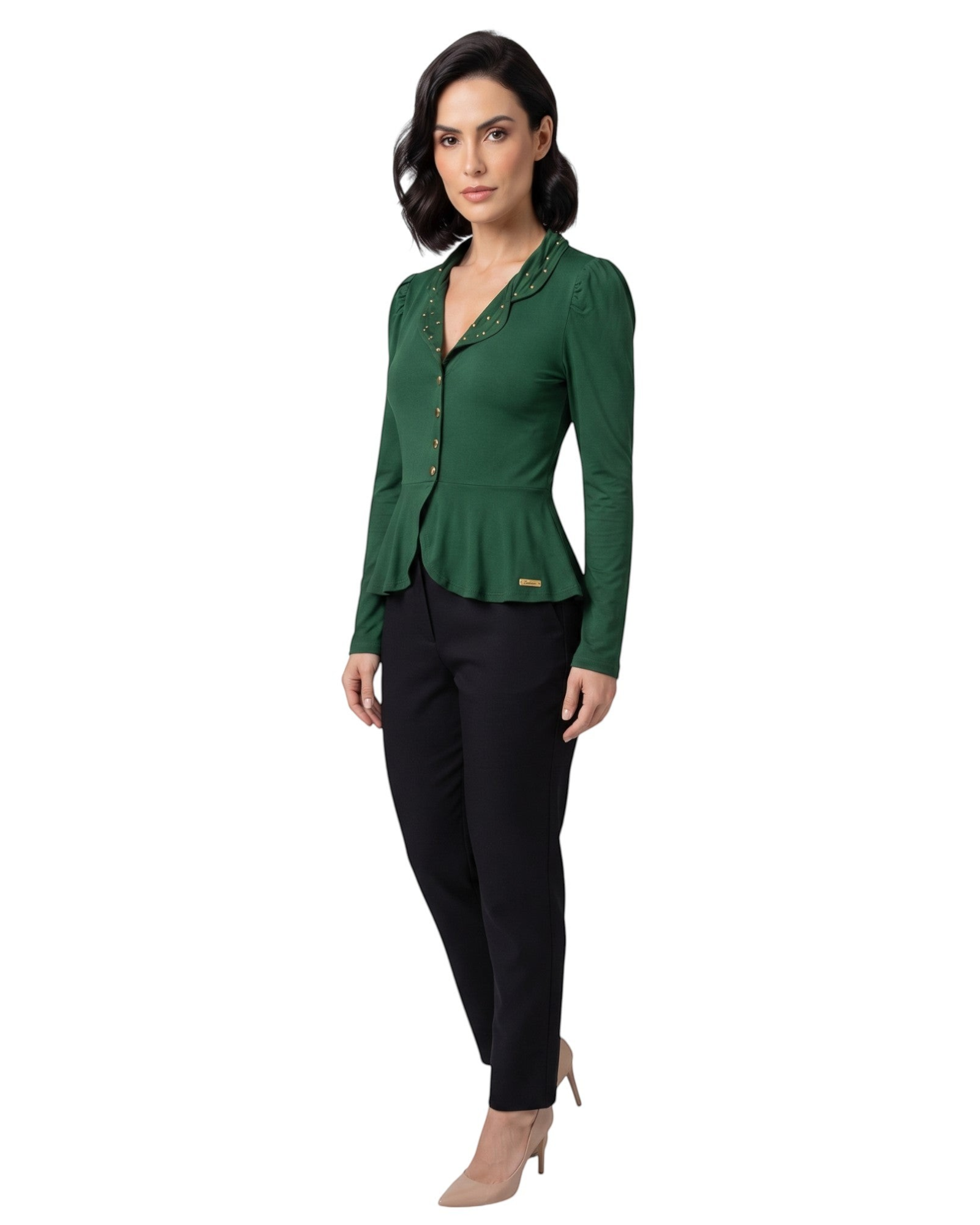 Modelo vestindo blazer peplum verde da BAZAR OFICIAL EFATA com apliques dourados na gola e botões frontais.