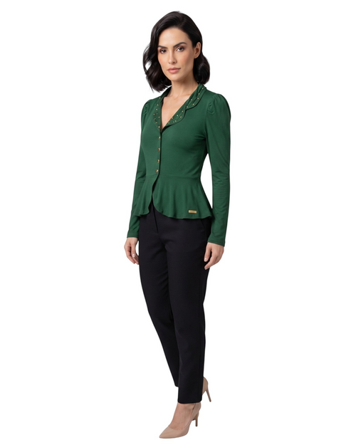 Modelo vestindo blazer peplum verde da BAZAR OFICIAL EFATA com apliques dourados na gola e botões frontais.