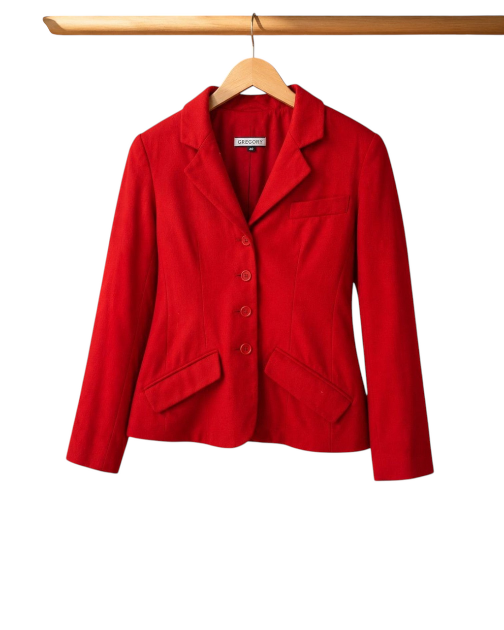 Blazer feminino vermelho Gregory com corte clássico, fechamento por botões e bolsos frontais, em cabide de madeira.