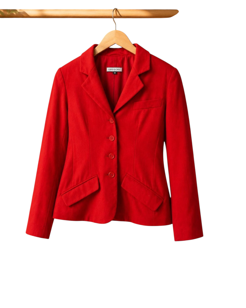 Blazer feminino vermelho Gregory com corte clássico, fechamento por botões e bolsos frontais, BAZAR OFICIAL EFATA.