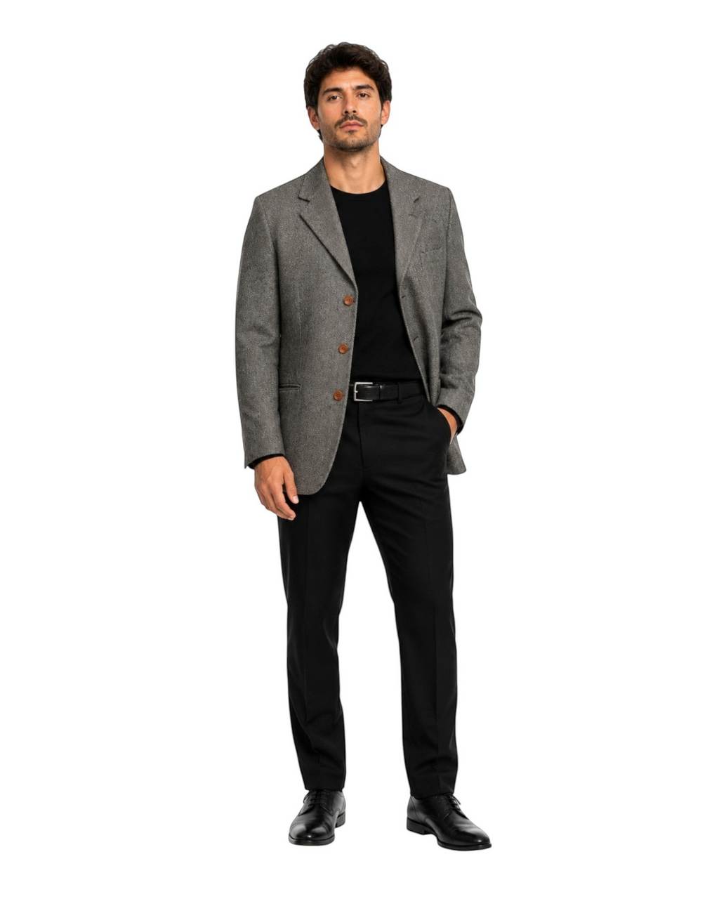 Modelo vestindo blazer vintage cinza com textura, camiseta preta e calça social, da BAZAR OFICIAL EFATA.