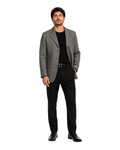 Modelo vestindo blazer vintage cinza com textura, camiseta preta e calça social, da BAZAR OFICIAL EFATA.