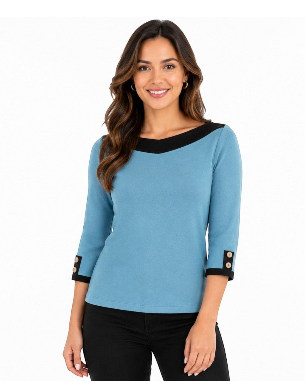Modelo vestindo blusa azul petróleo BAZAR OFICIAL EFATA com gola e punhos pretos, manga 3/4 e botões decorativos.