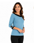 Modelo vestindo blusa azul petróleo BAZAR OFICIAL EFATA com gola e punhos pretos, mangas 3/4 e botões decorativos.