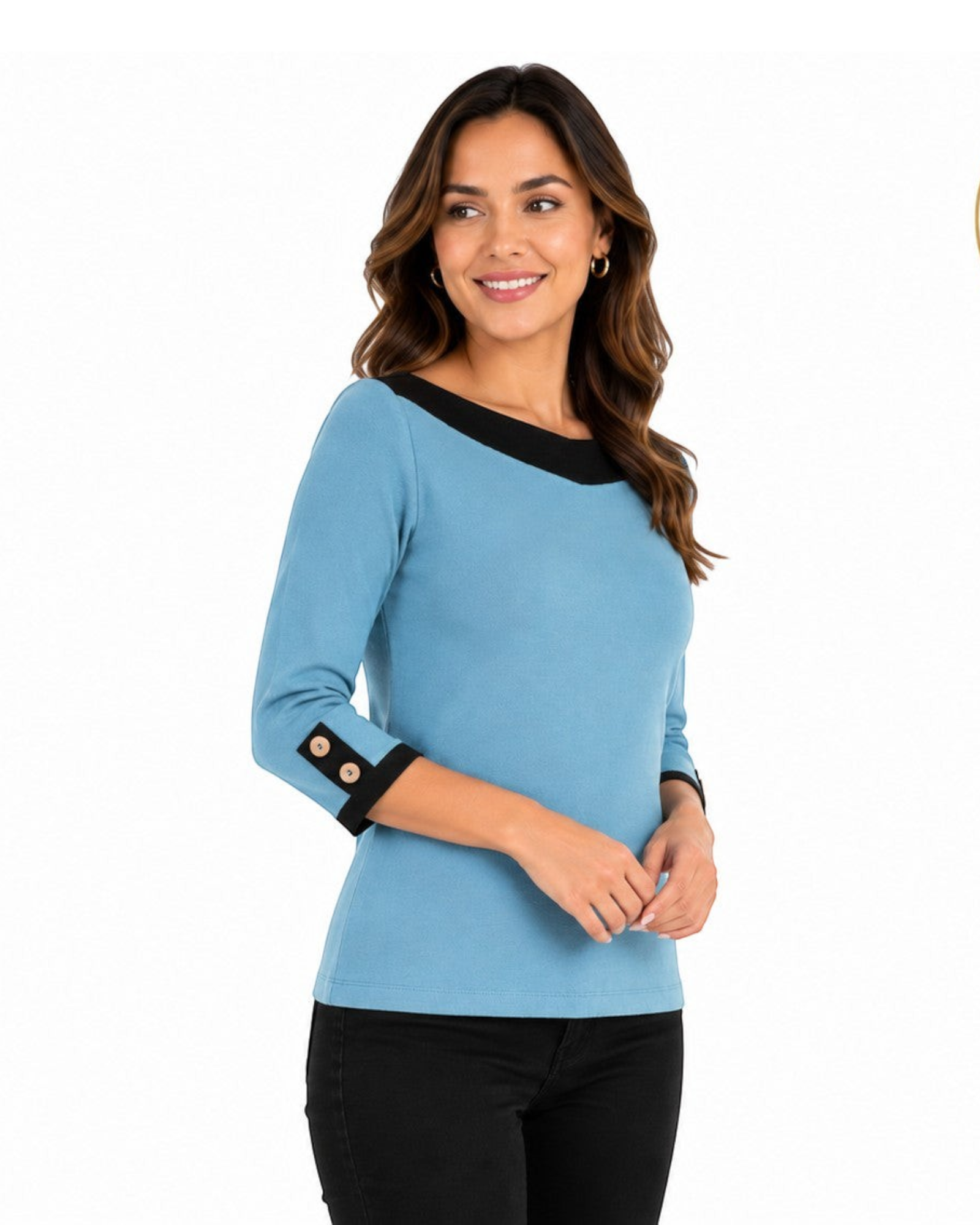 Modelo vestindo blusa azul petróleo BAZAR OFICIAL EFATA com gola e punhos pretos, mangas 3/4 e botões decorativos.