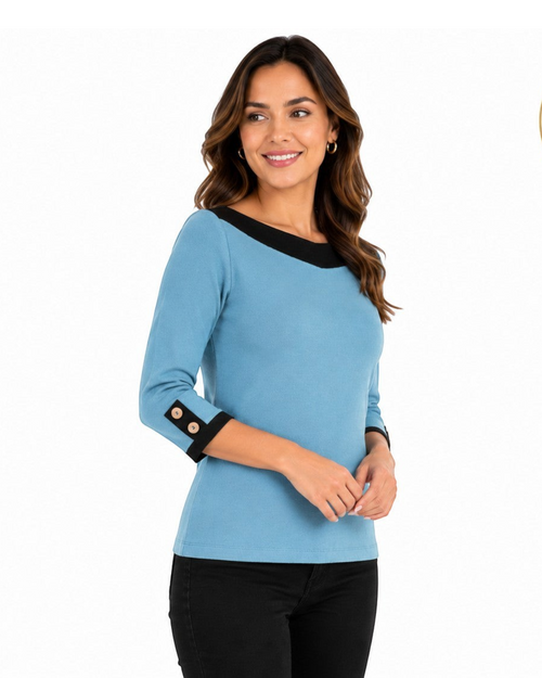 Modelo vestindo blusa azul petróleo BAZAR OFICIAL EFATA com gola e punhos pretos, mangas 3/4 e botões decorativos.