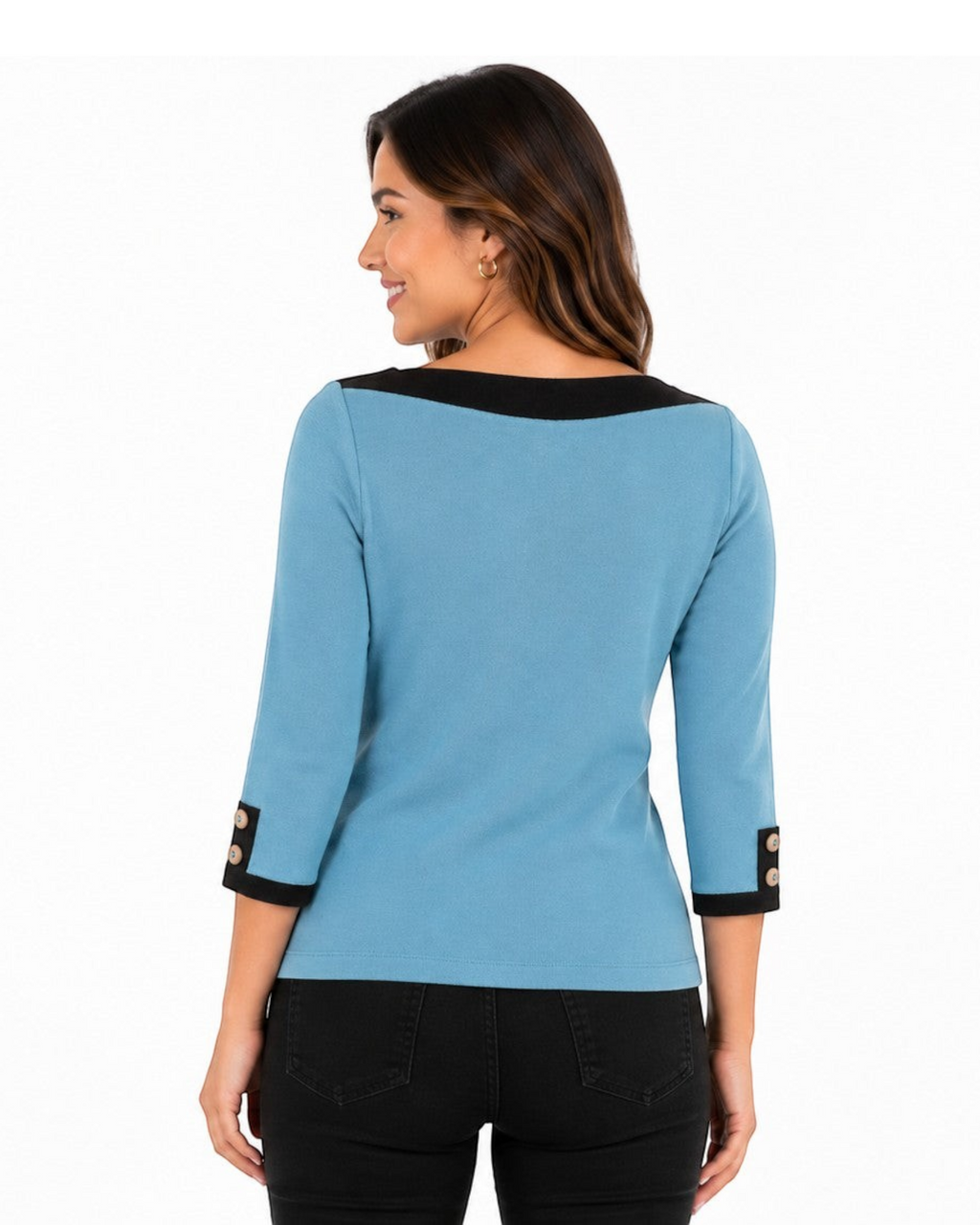 Modelo vestindo blusa azul petróleo BAZAR OFICIAL EFATA com detalhes pretos na gola e punhos e botões decorativos