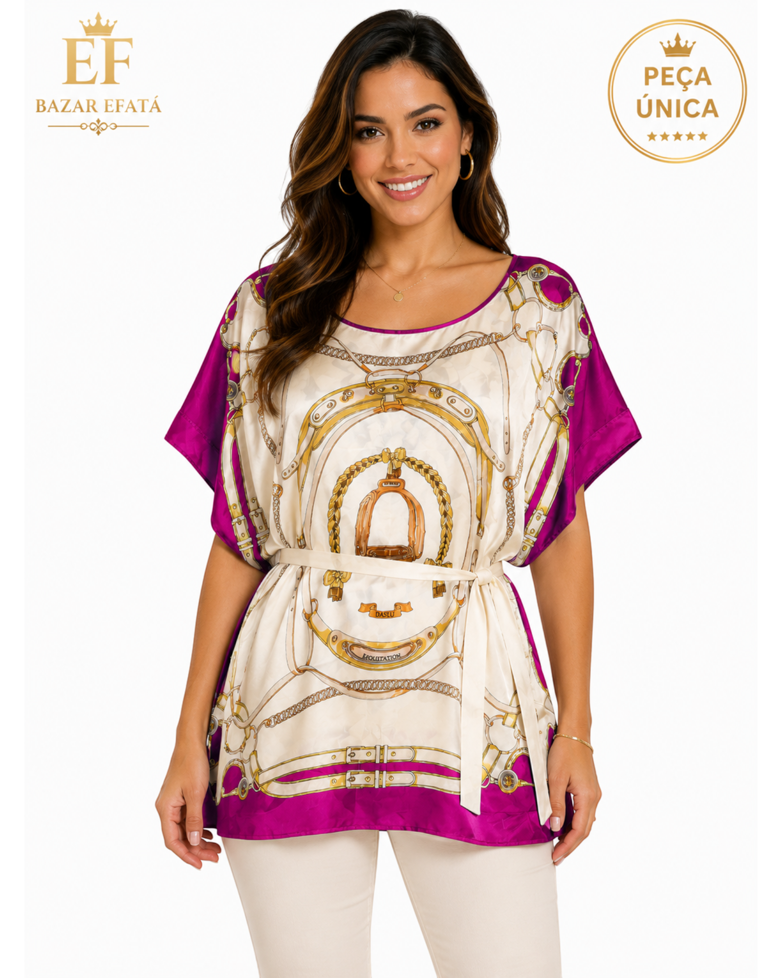 Modelo sorridente vestindo blusa DASLU de seda com estampa equestre em tons de pink e off white, com faixa na cintura.