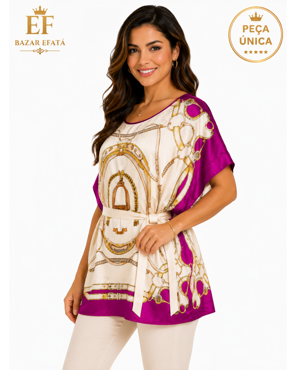 Modelo sorridente veste blusa DASLU off white e pink com estampa equestre, mangas japonesas e faixa na cintura.