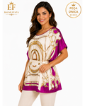 Modelo sorridente veste blusa DASLU off white e pink com estampa equestre, mangas japonesas e faixa na cintura.