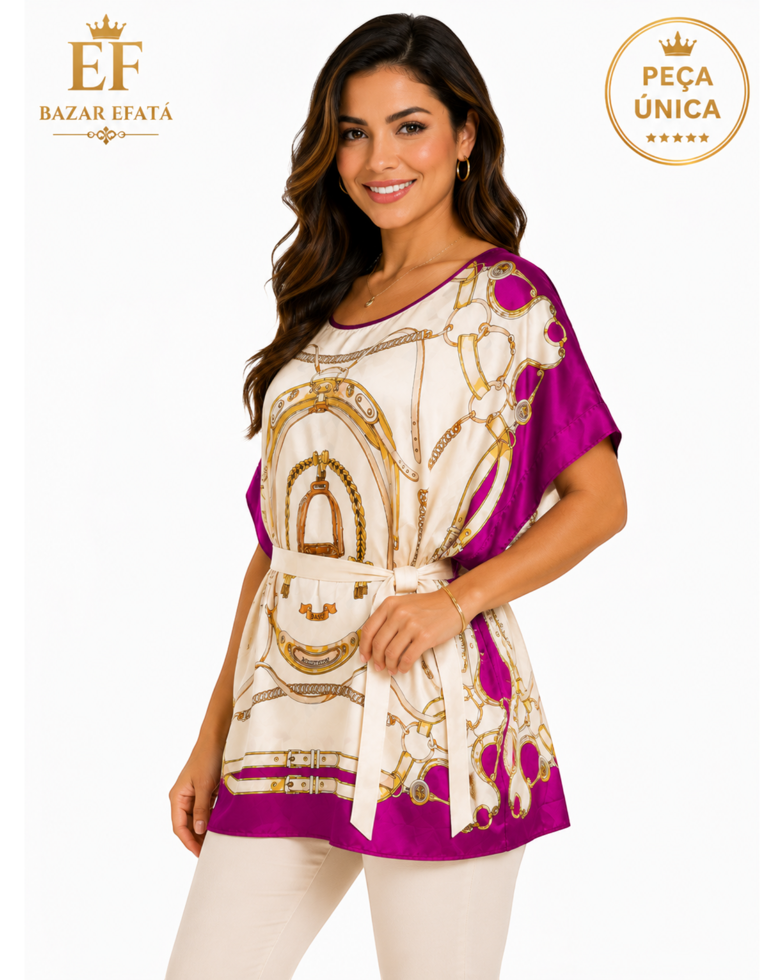 Modelo sorridente veste blusa DASLU off white e pink com estampa equestre, mangas japonesas e faixa na cintura.