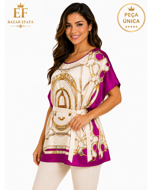 Modelo sorridente veste blusa DASLU off white e pink com estampa equestre, mangas japonesas e faixa na cintura.