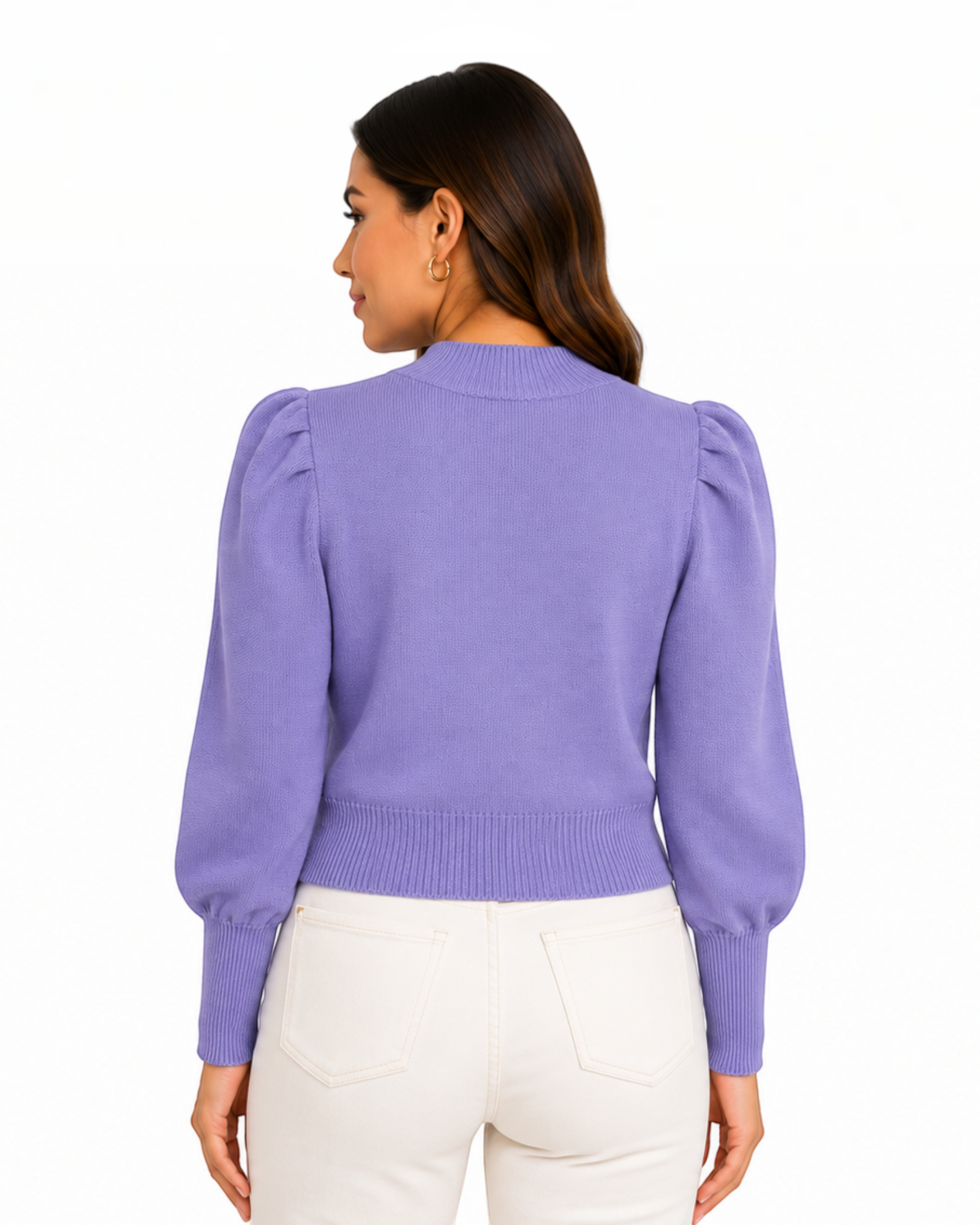 Modelo vestindo blusa lilás de tricô BAZAR OFICIAL EFATA com mangas bufantes e gola alta, vista de costas.