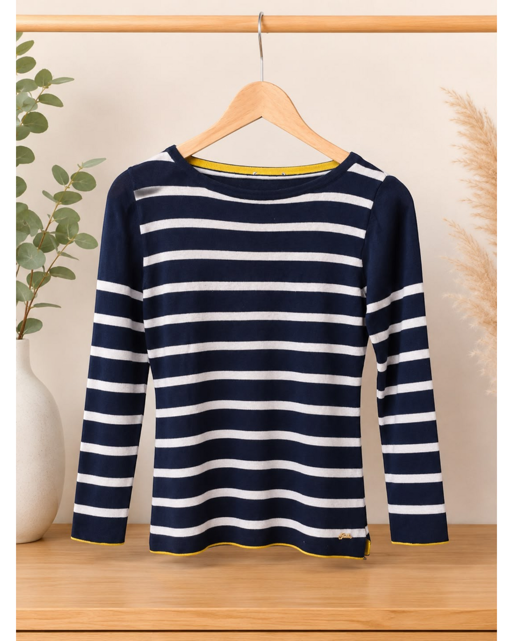 Blusa feminina BAZAR OFICIAL EFATA manga longa listrada azul-marinho e branca com detalhes em amarelo no decote e barra
