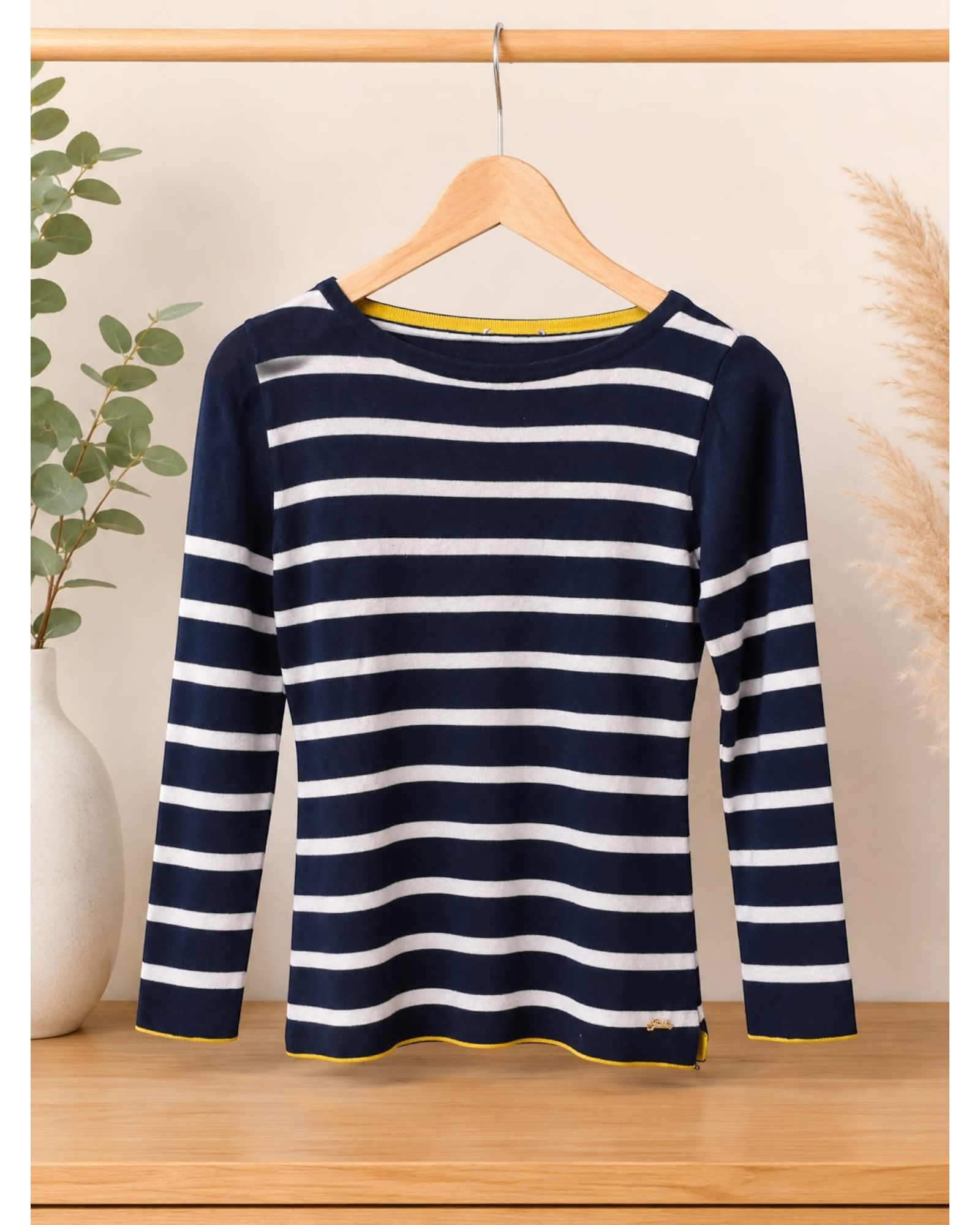 Blusa feminina BAZAR OFICIAL EFATA manga longa listrada azul-marinho e branca com detalhes em amarelo no decote e barra