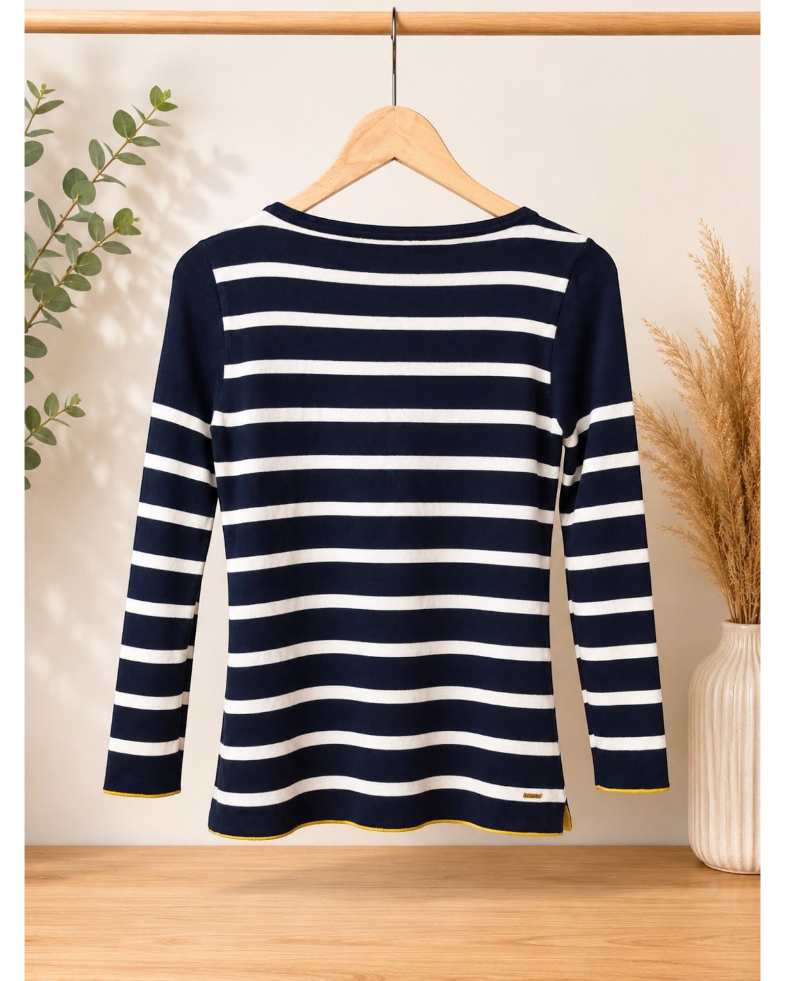 Blusa feminina BAZAR OFICIAL EFATA manga longa listrada azul-marinho e branca com acabamento amarelo na barra e punhos