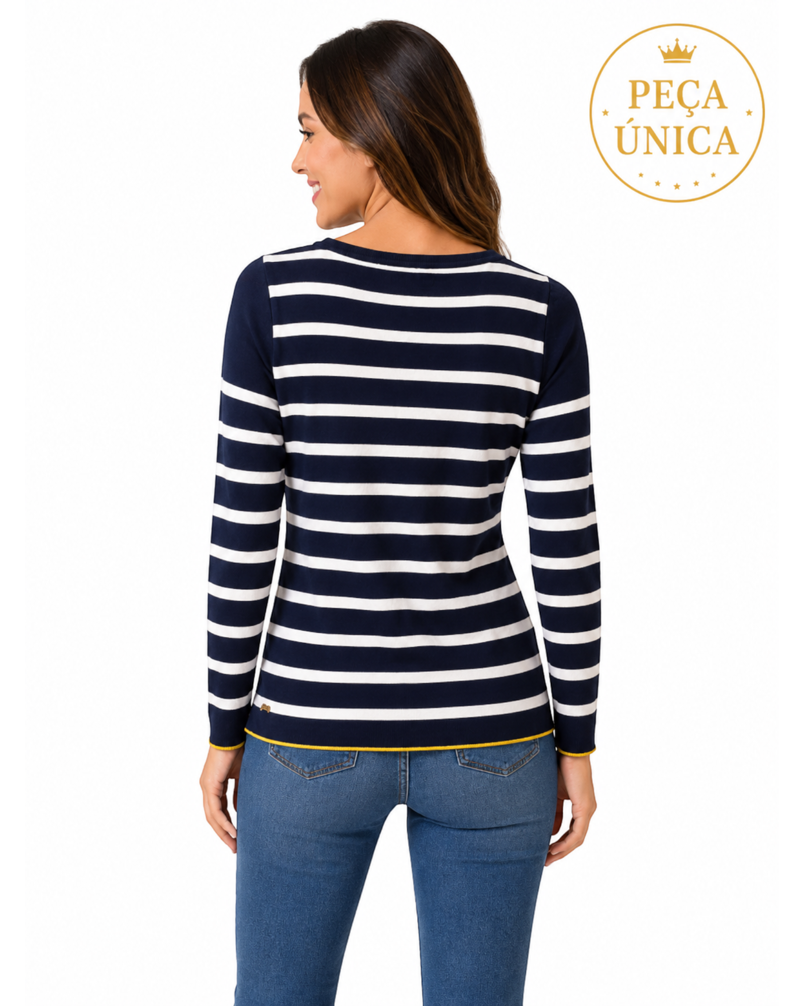 Modelo de costas vestindo blusa BAZAR OFICIAL EFATA listrada azul-marinho e branca com detalhes amarelos na barra.