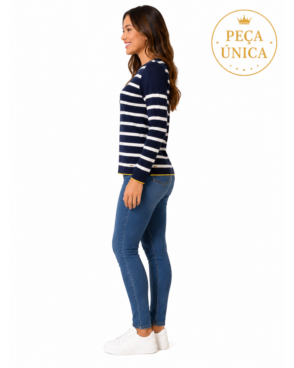 Modelo vestindo blusa BAZAR OFICIAL EFATA listrada azul-marinho e branca com detalhes amarelos e calça jeans