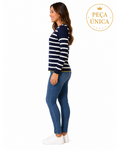 Modelo vestindo blusa BAZAR OFICIAL EFATA listrada azul-marinho e branca com detalhes amarelos e calça jeans