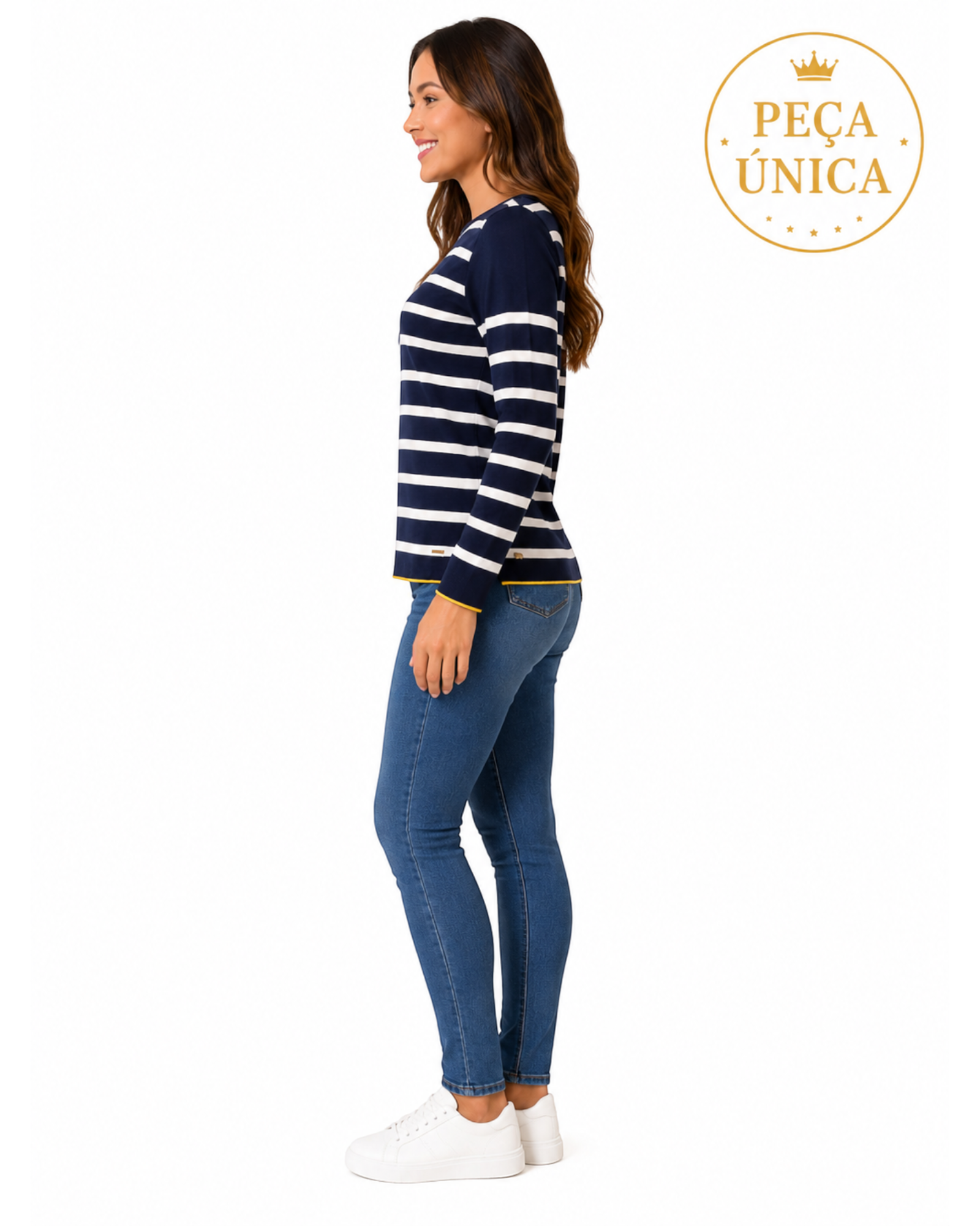Modelo vestindo blusa BAZAR OFICIAL EFATA listrada azul-marinho e branca com detalhes amarelos e calça jeans