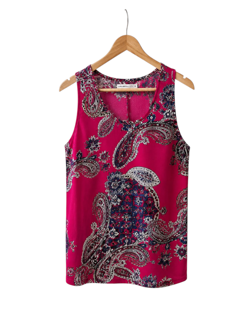 Blusa regata plus size BAZAR OFICIAL EFATA em tecido leve com estampa de arabescos em tons de vinho e preto