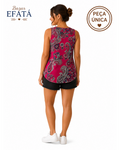 Modelo de costas vestindo blusa regata plus size BAZAR OFICIAL EFATA estampada em tons de vinho com arabescos.