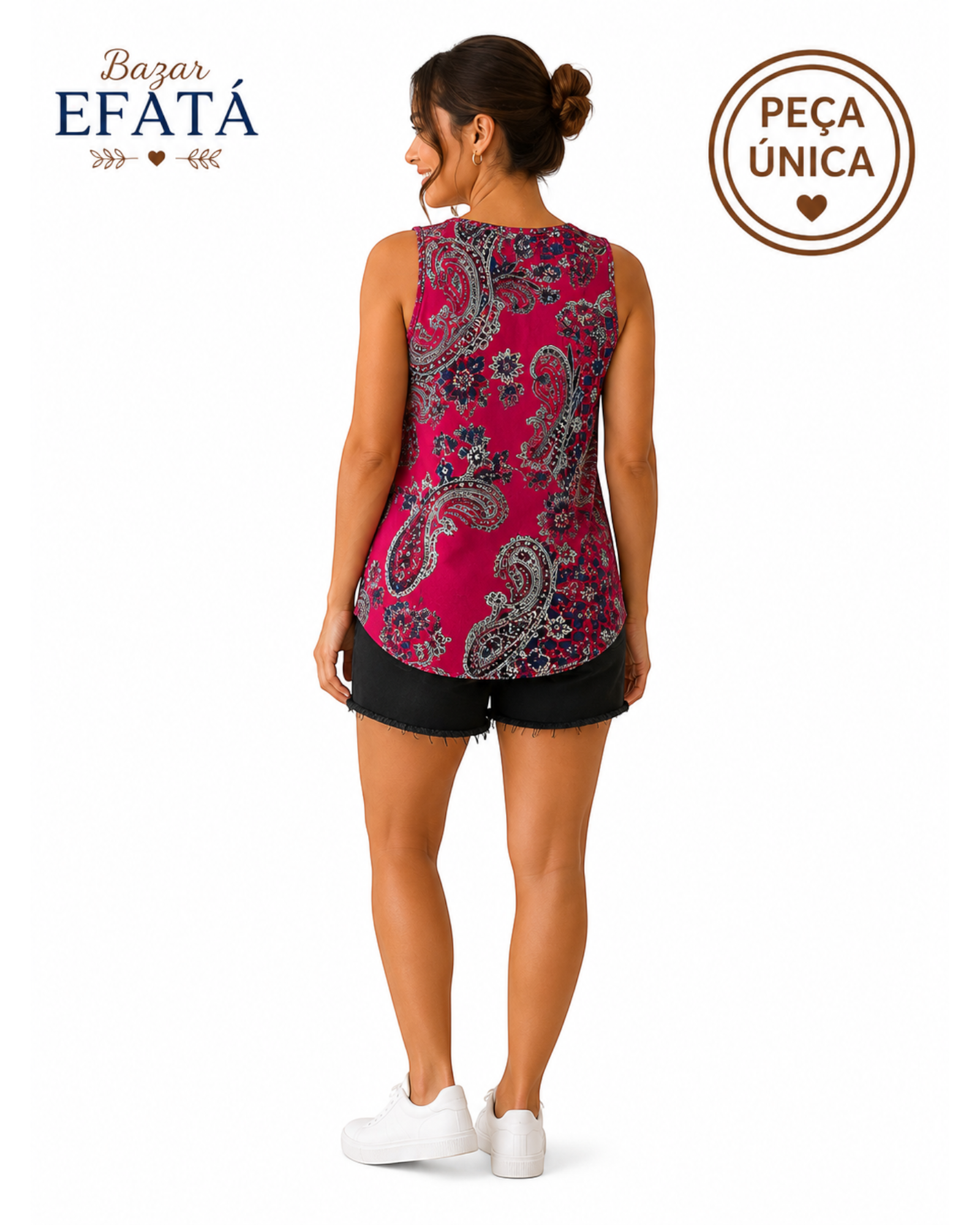 Modelo de costas vestindo blusa regata plus size BAZAR OFICIAL EFATA estampada em tons de vinho com arabescos.
