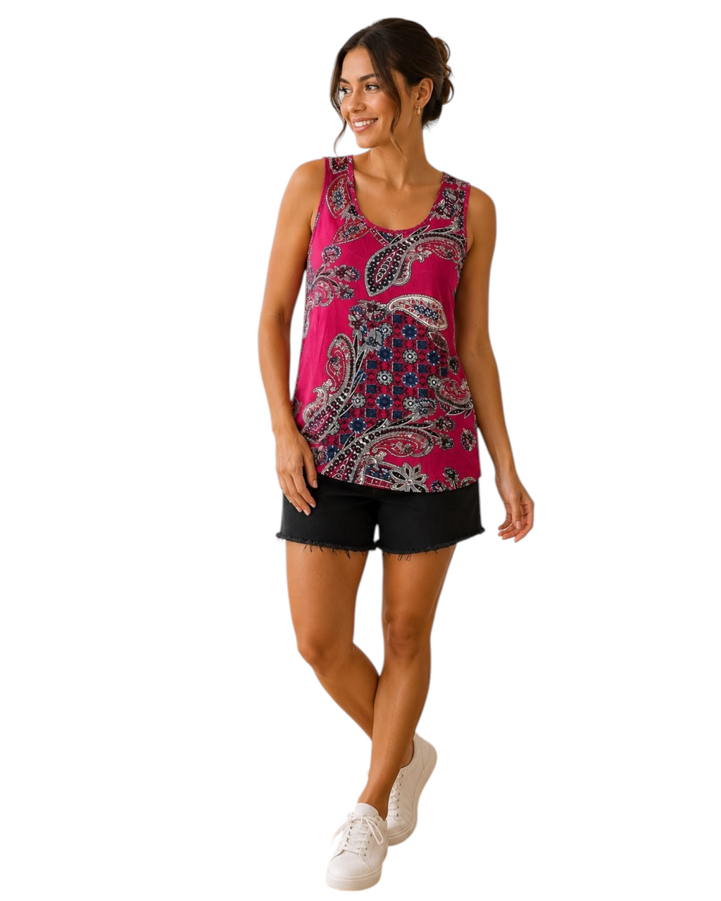 Modelo usando blusa regata plus size BAZAR OFICIAL EFATA com estampa de arabescos em tons de vinho e preto