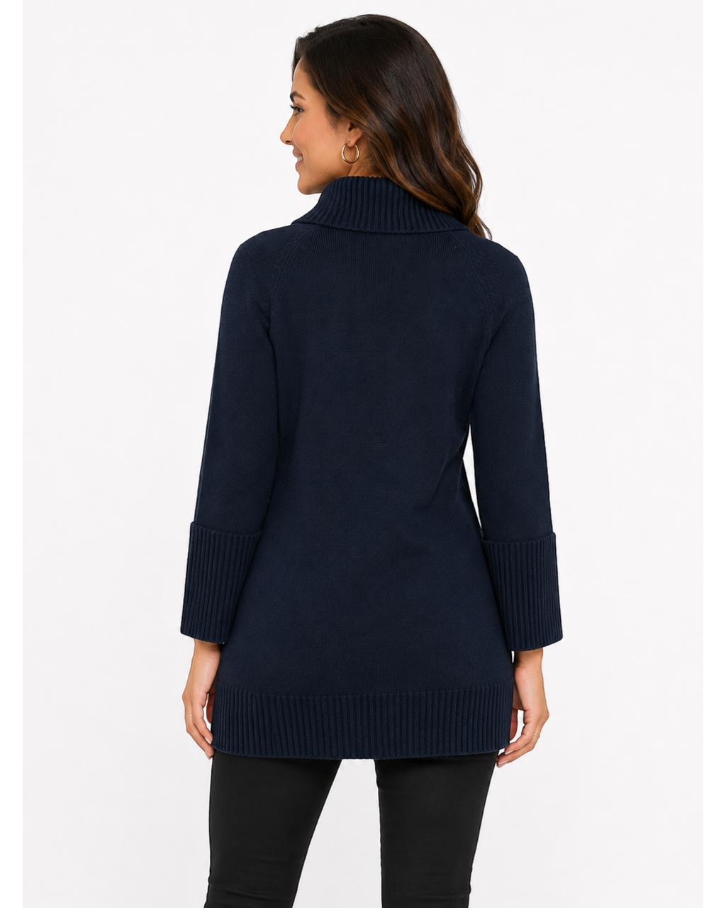Blusa Gregory de tricô azul-marinho com gola alta, mangas 3/4 e punhos canelados, vista de costas em modelo.