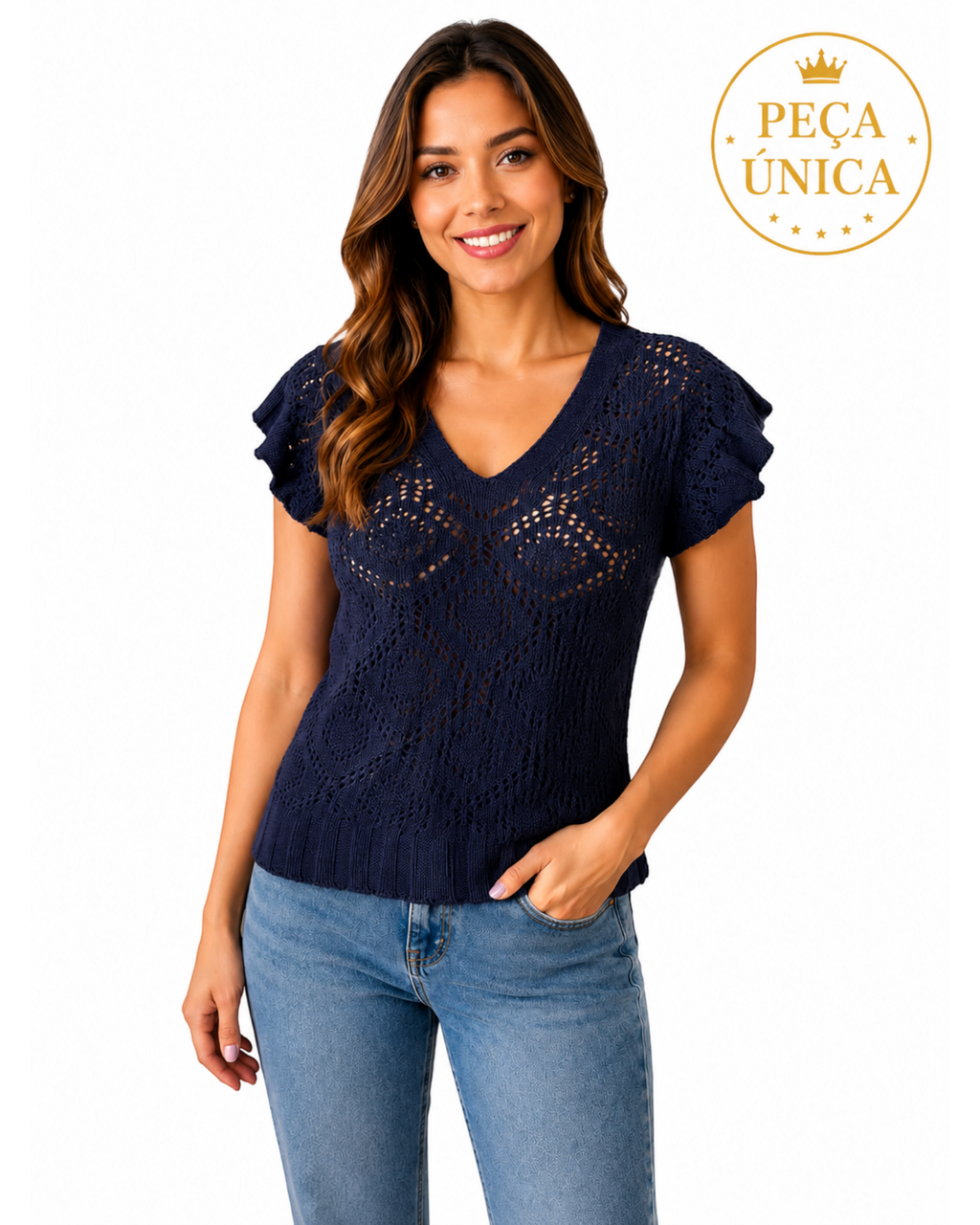 Modelo sorridente vestindo blusa azul-marinho de tricô rendado com mangas curtas de babado da BAZAR OFICIAL EFATA