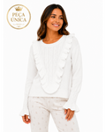 Modelo vestindo blusa de trico off-white Bazar Oficial Efata com babados frontais, trancas e mangas longas.