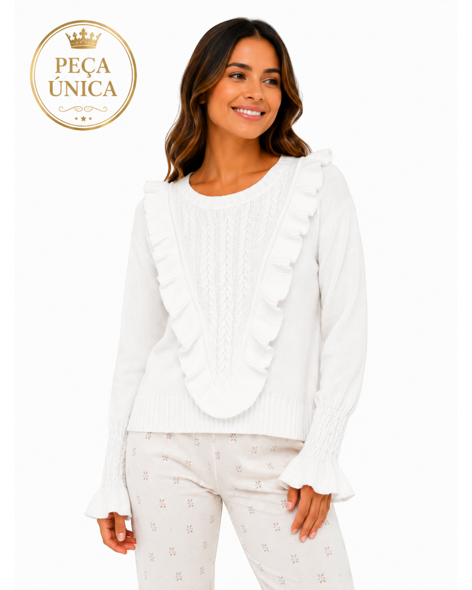 Modelo vestindo blusa de trico off-white Bazar Oficial Efata com babados frontais, trancas e mangas longas.