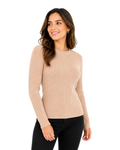 Modelo vestindo blusa feminina de tricô canelado bege claro com tranças verticais e gola redonda, Bazar Oficial Efata