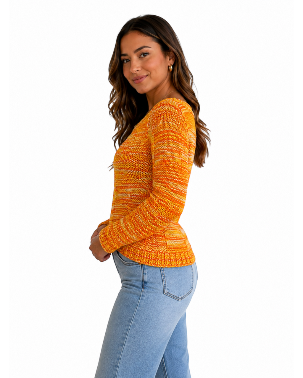 Modelo veste blusa de tricô laranja mesclada de manga longa com decote arredondado da BAZAR OFICIAL EFATA