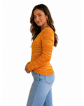 Modelo veste blusa de tricô laranja mesclada de manga longa com decote arredondado da BAZAR OFICIAL EFATA
