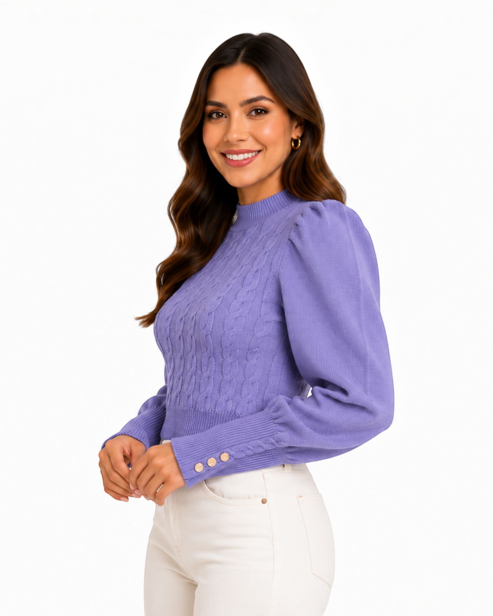 Modelo sorridente veste blusa de tricô lilás BAZAR OFICIAL EFATA com tranças frontais, gola alta e mangas bufantes.