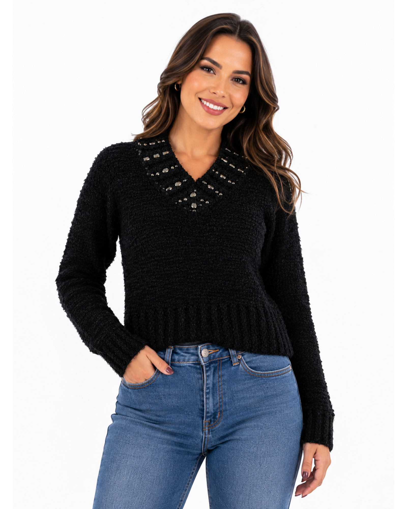 Blusa de tricô preta Lou Lou com gola detalhada por aplicações metálicas, manga longa e modelagem confortável.