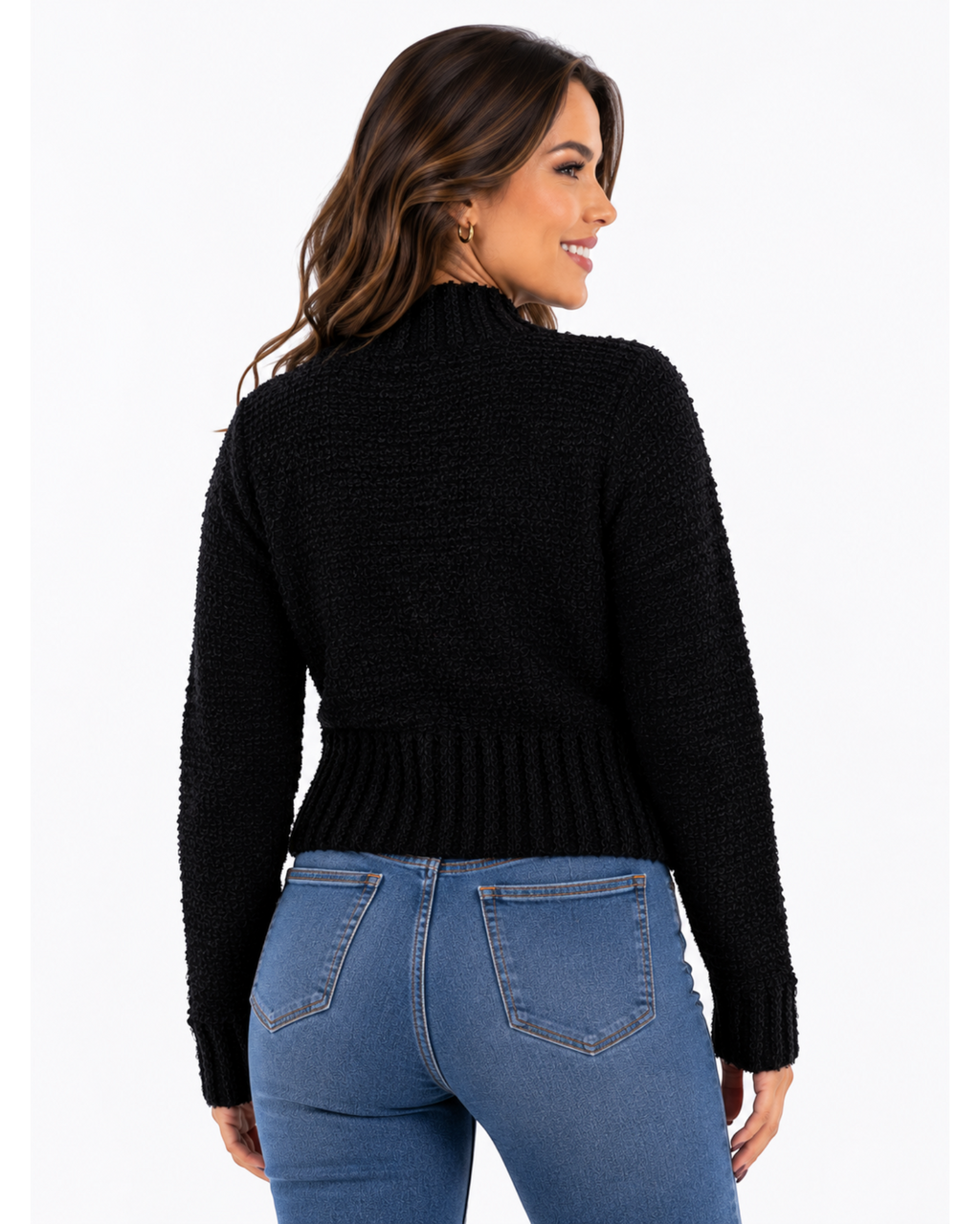Blusa feminina de tricô preta Lou Lou com manga longa e gola texturizada, vista de costas em modelo.