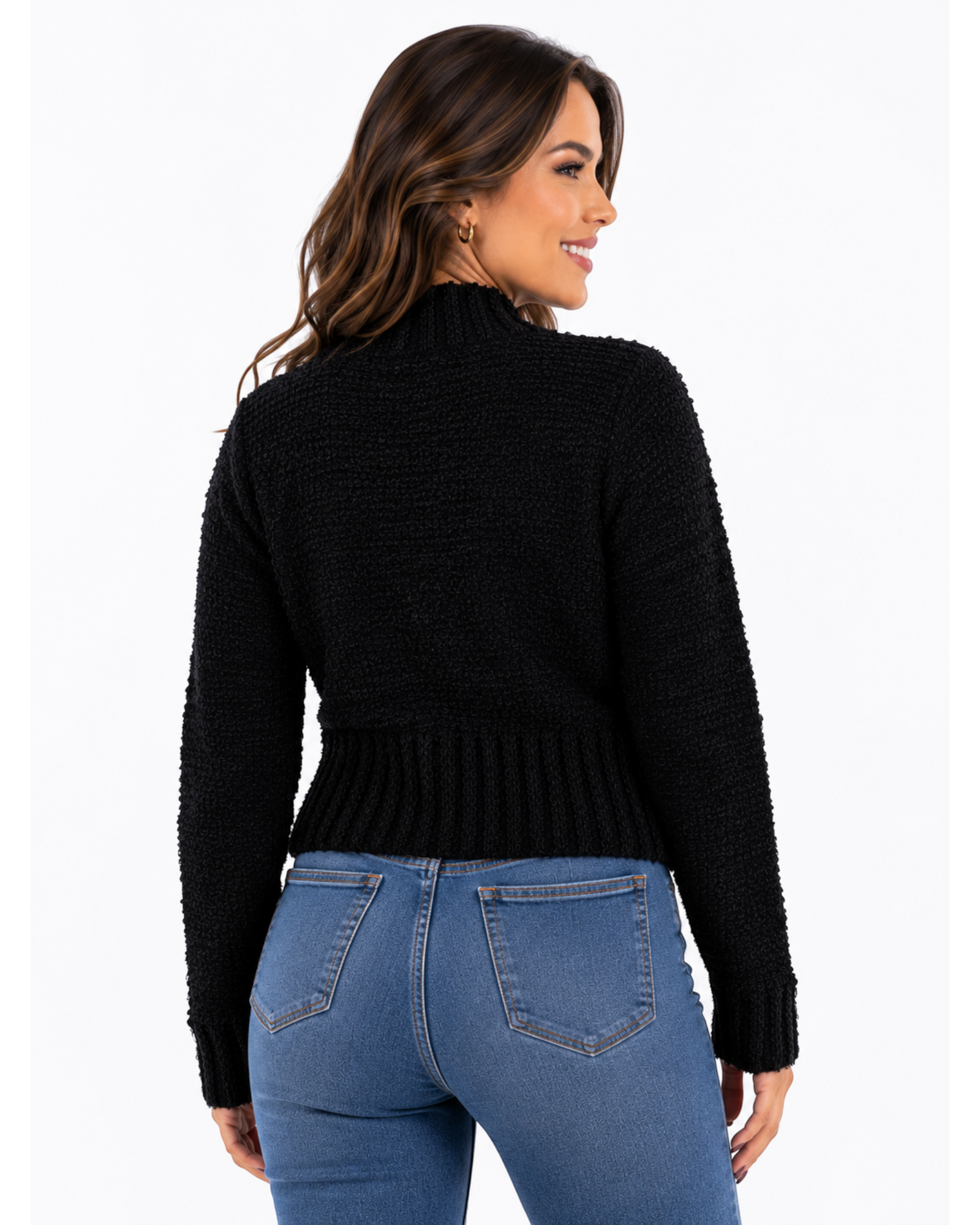Blusa feminina de tricô preta Lou Lou com manga longa e gola texturizada, vista de costas em modelo.