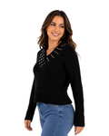 Modelo sorridente vestindo blusa de tricô preta Lou Lou com gola detalhada por aplicações metálicas.